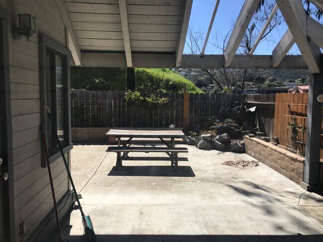 Building Photo - 4500 Villas Dr