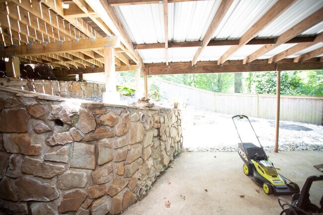 Building Photo - 8607 Linda Ln