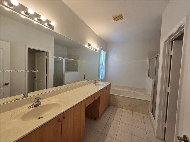 Building Photo - 1750 NE 37th Pl