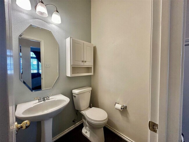Building Photo - Spacious Home in BISD