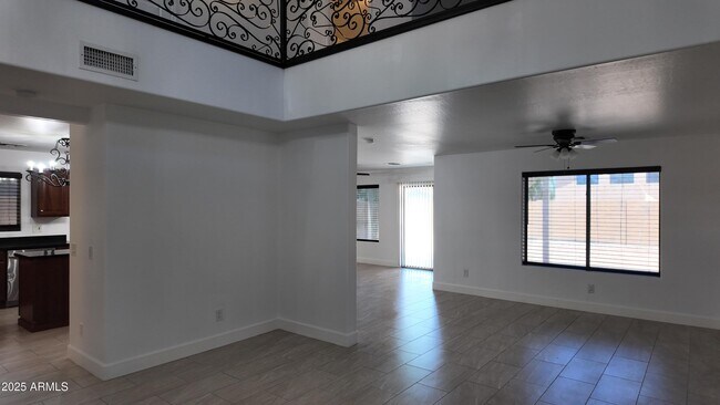 Building Photo - 4414 W Donner Dr