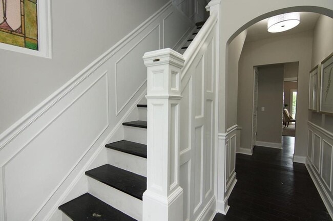 Building Photo - Modern Upgrades in Clifton