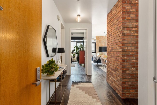 Building Photo - Modern Chic 2 bedroom at M2i