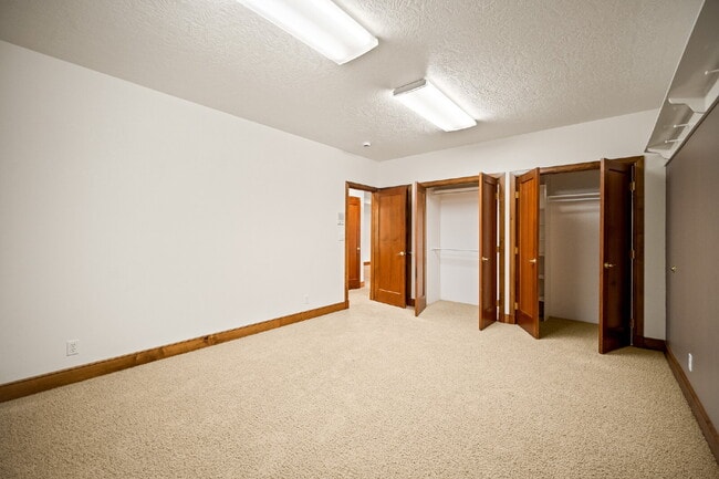 Building Photo - "Spacious 4-Bedroom, 4.5 Bathroom 4792 sq. ft. Retreat with Scenic Views and Cozy Fireplace in St...