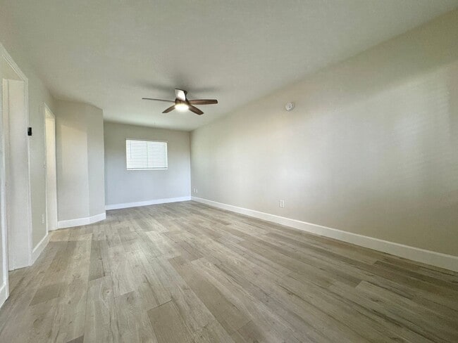 Building Photo - AVAILABLE NOW! LARGE STUDIO APARTMENT IN LA JOLLA!