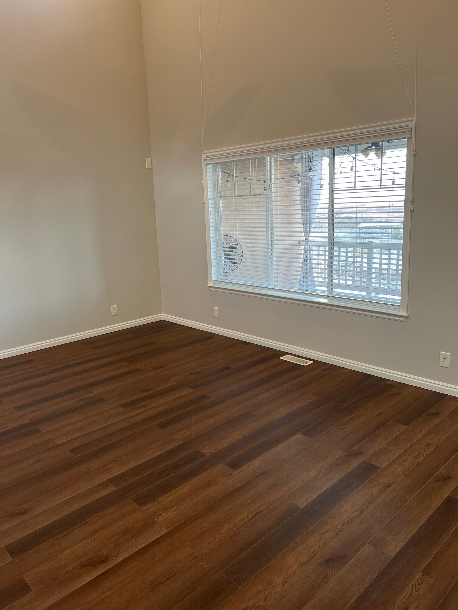 Building Photo - 1376 Alpine Way