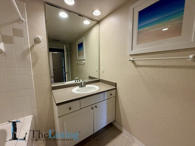 Building Photo - 402 S Armenia Ave