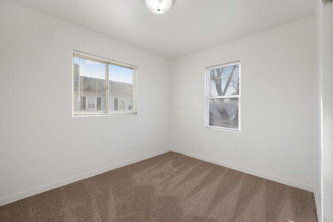 Building Photo - 1517/1519 Thayer Dr