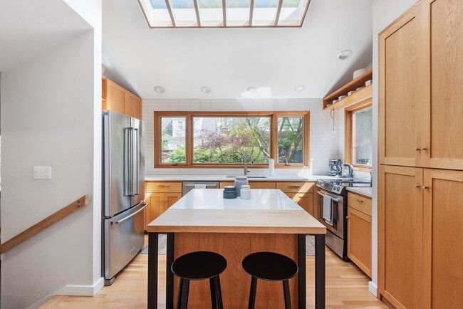 Building Photo - 348 NE 20th Ave