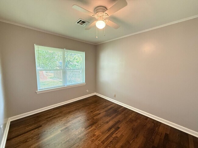 Building Photo - Near the University 2 bedroom Duplex With Private yard