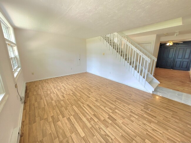 Building Photo - 145 Lakeside Dr