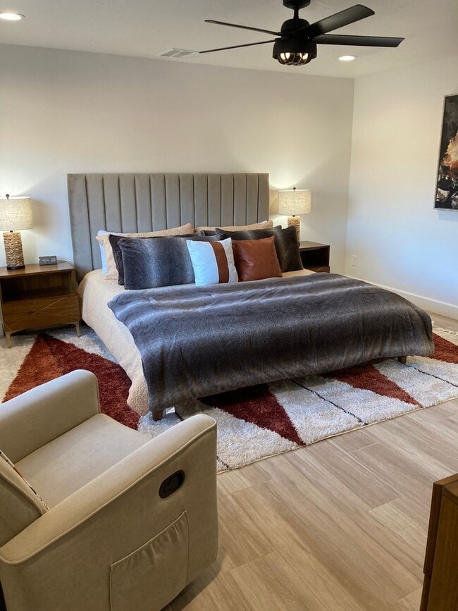 Building Photo - Gorgeous, modern, remodeled, furnished ren...