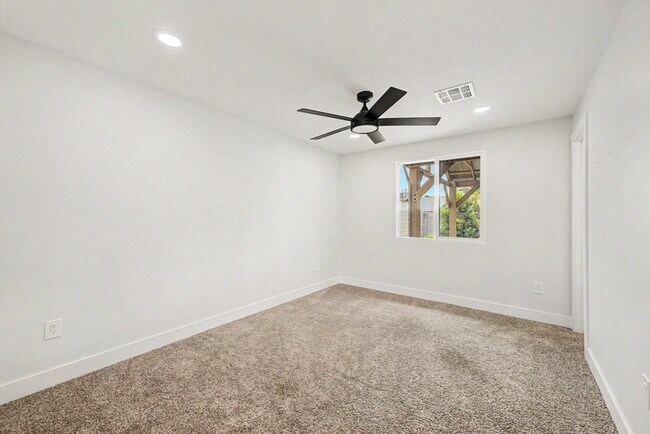 Building Photo - 3701 E Ludlow Dr