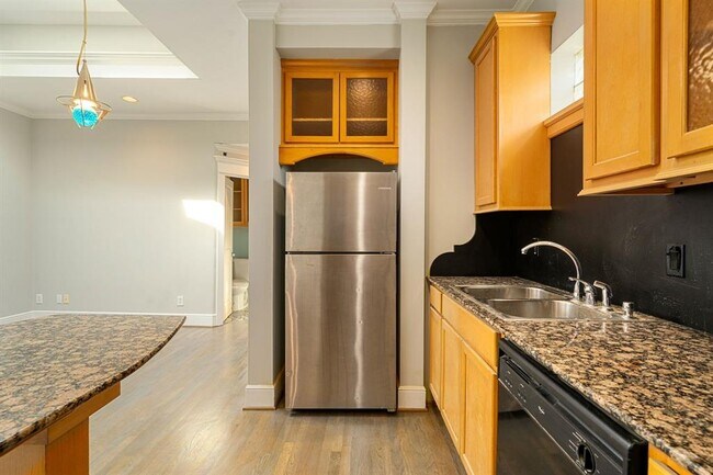 Building Photo - 4038 Lemmon Ave