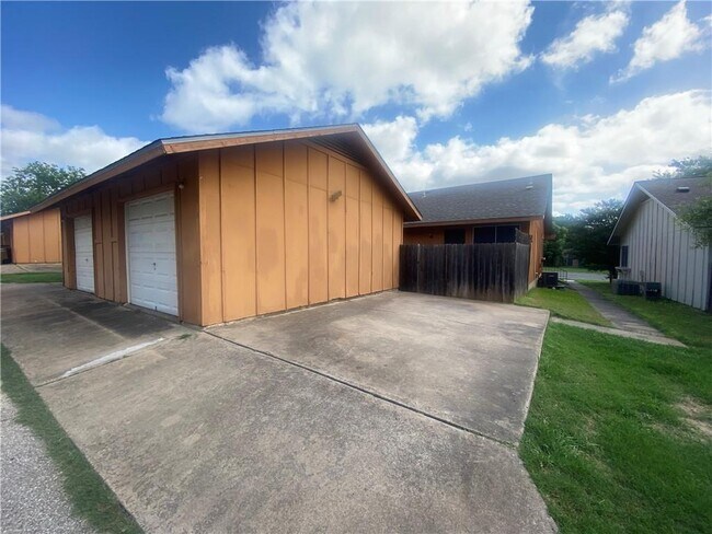 Building Photo - 321 W William Cannon Dr