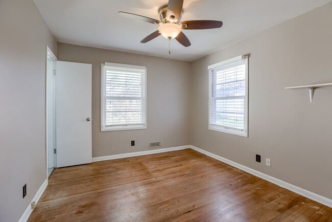 Building Photo - 4 Bedroom Westside Ranch!!