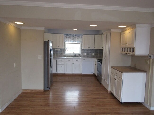 Building Photo - 4 bedroom lake view home