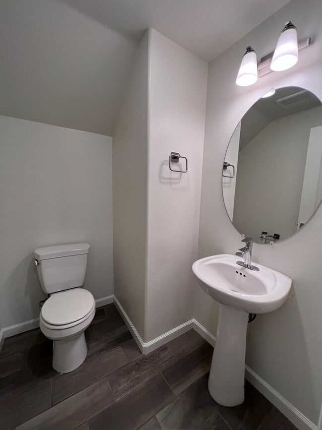 Building Photo - 1918 Oak Ln