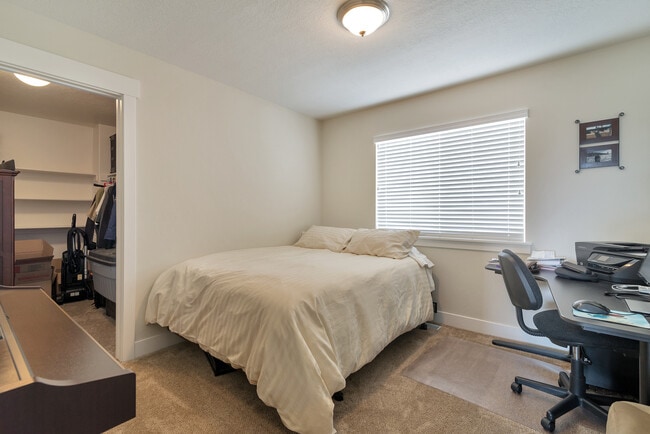 Building Photo - 911 S Aspen Pl