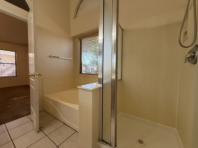 Building Photo - "Charming 3-Bed, 2-Bath in the beautiful Crystal Gardens Lake Community  – Your Perfect Home Awai...