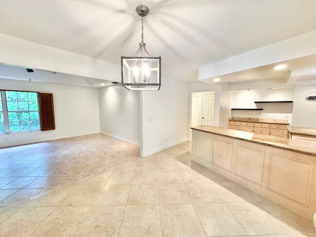 Building Photo - ** BERKSHIRE LAKES ** 3 BED + DEN / 2.5 BA...