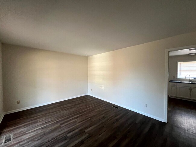 Building Photo - 944 Lark Dr