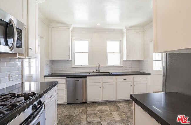 Building Photo - 244 S Mansfield Ave