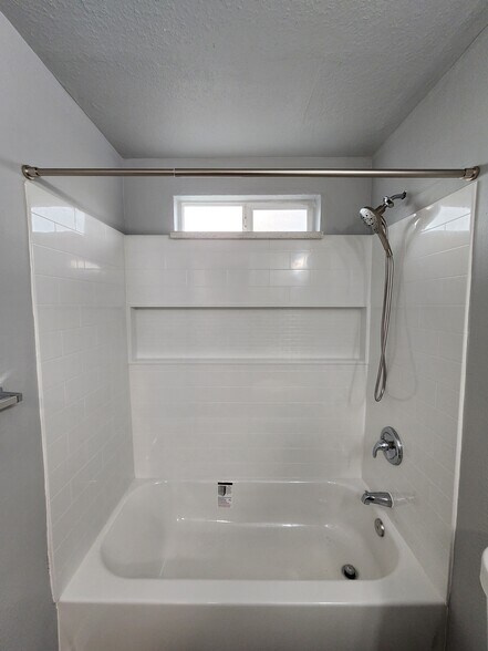 Building Photo - 819 E 2nd St