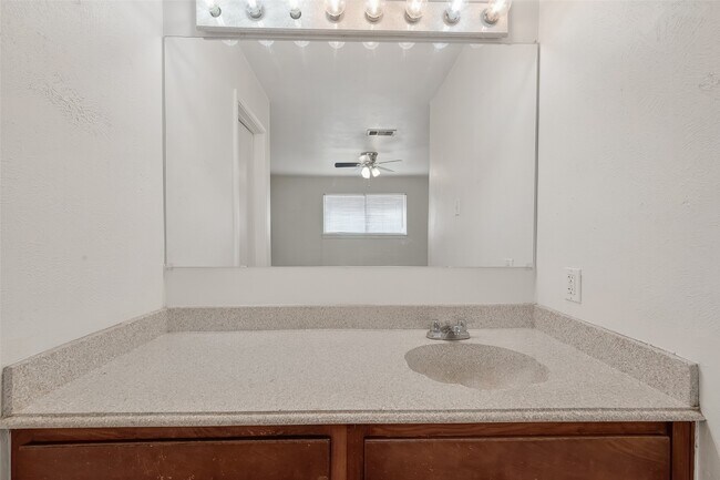 Building Photo - 2709 Lee Cir