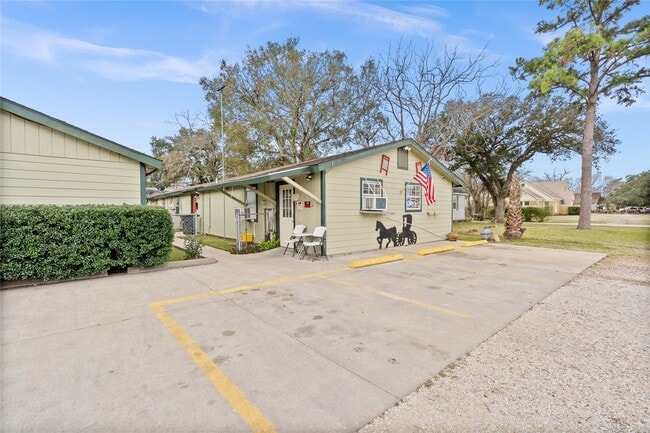 Building Photo - 2200 Peach Ave