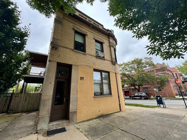 Primary Photo - 2205 W Grace St