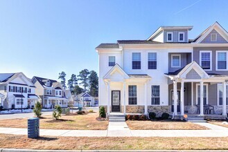 Building Photo - End unit townhome in the new Huntington Po...