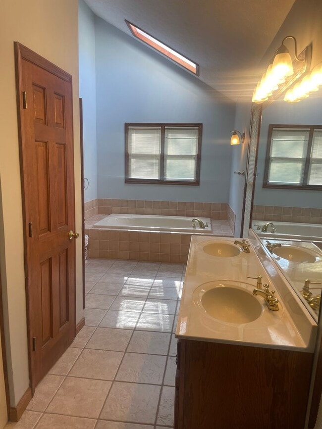 Building Photo - LaFollette 37766 - Charming Ranch-Style 3 ...