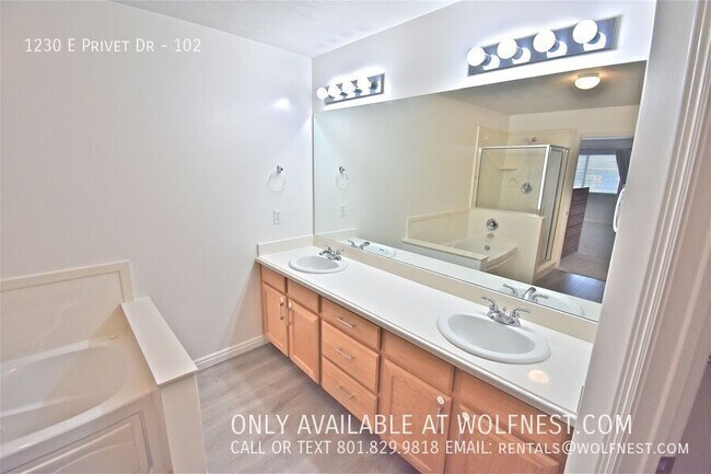 Building Photo - 1230 Privet Dr