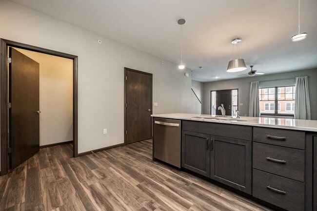 Building Photo - Spacious Townhome In The Kingston Neighborhood