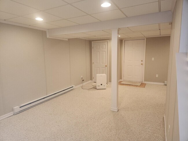 Building Photo - 2 Canter Ct