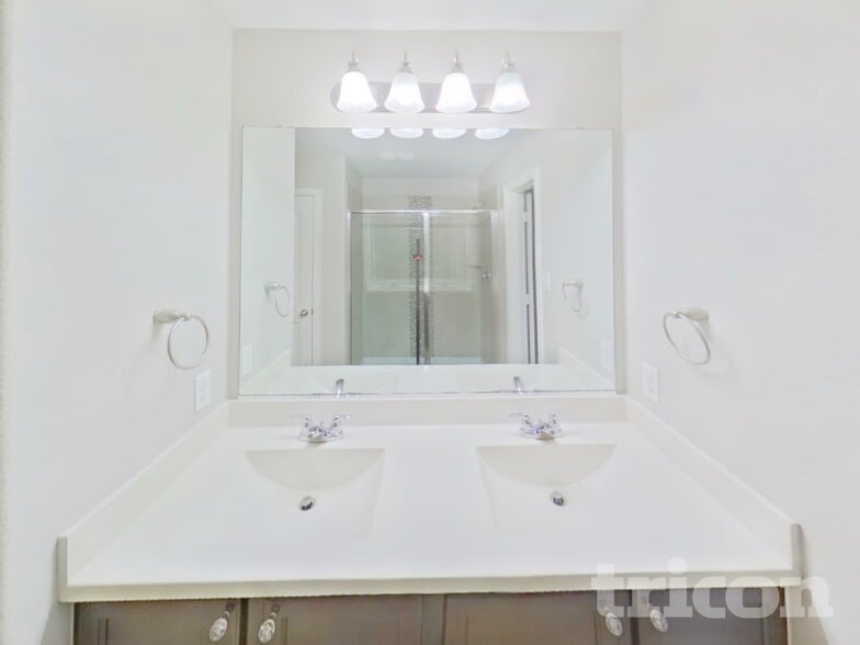 Building Photo - 810 Silverbell St