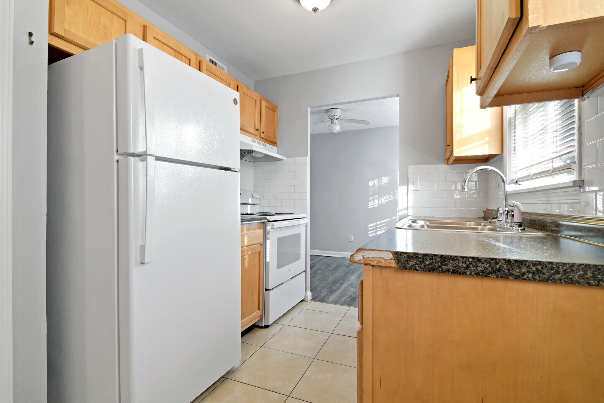 Building Photo - 402 W Hill St