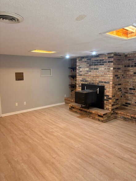 Building Photo - 501 Woodbine Dr