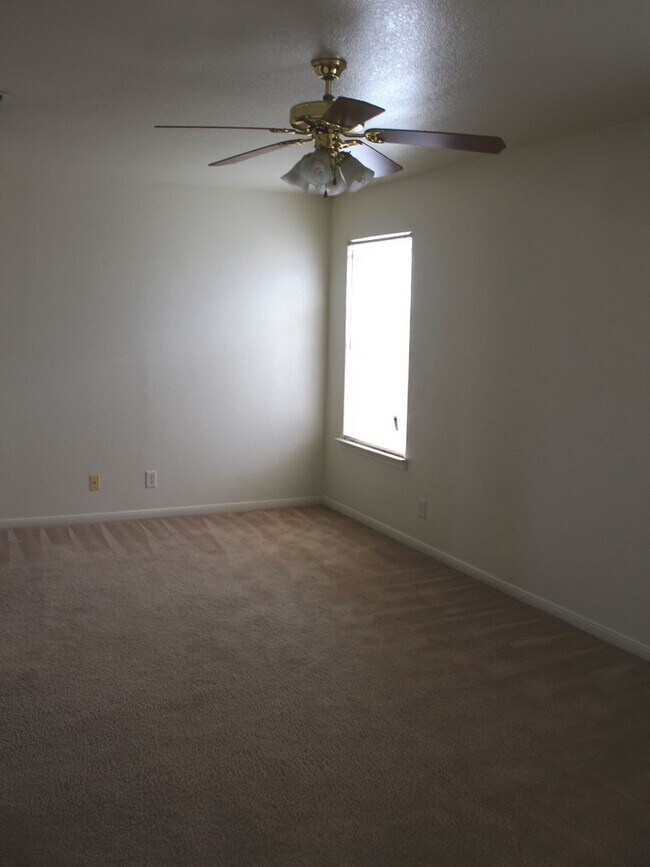 Building Photo - 1402 Chips Dr