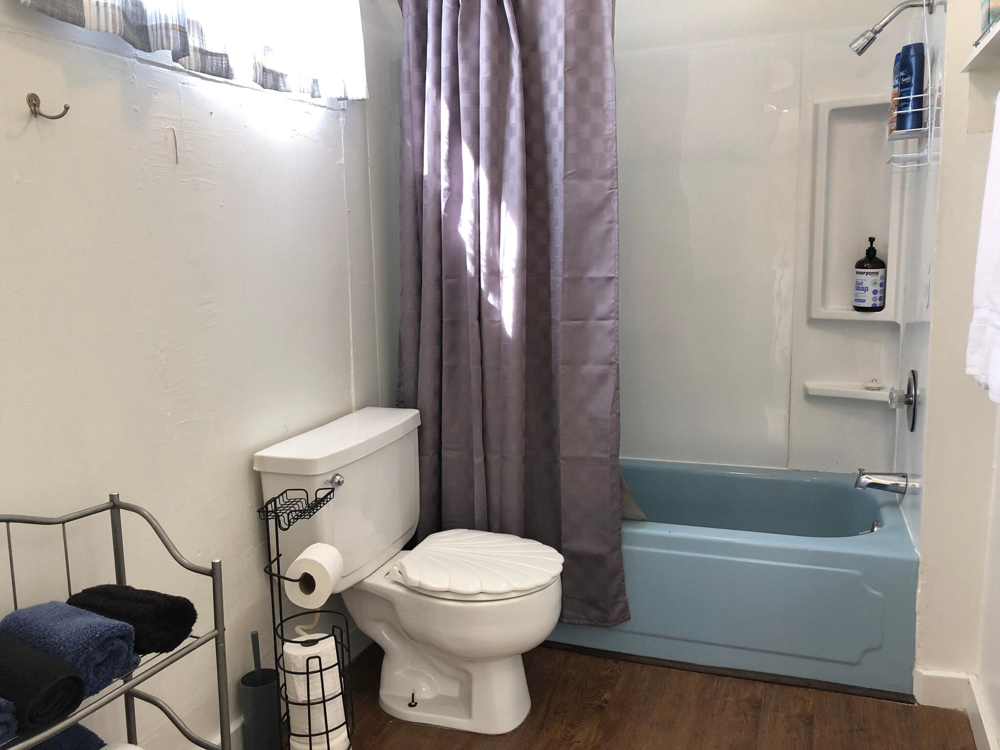 Full bath - 124 S 5th St