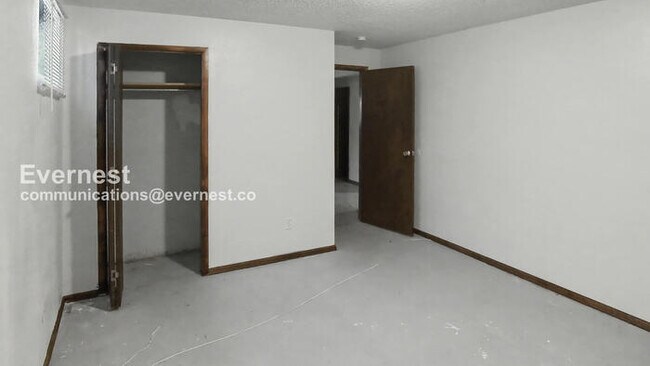 Building Photo - 2115 Diana Dr