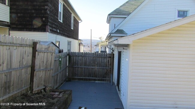 Building Photo - 217 Crown Ave