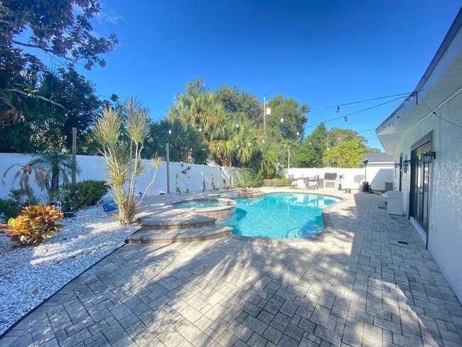 Building Photo - 701 Denton Rd