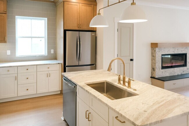 Building Photo - 207 S Calhoun St