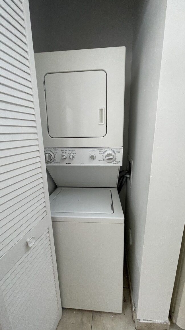 Building Photo - 661 Cypress Lake Blvd