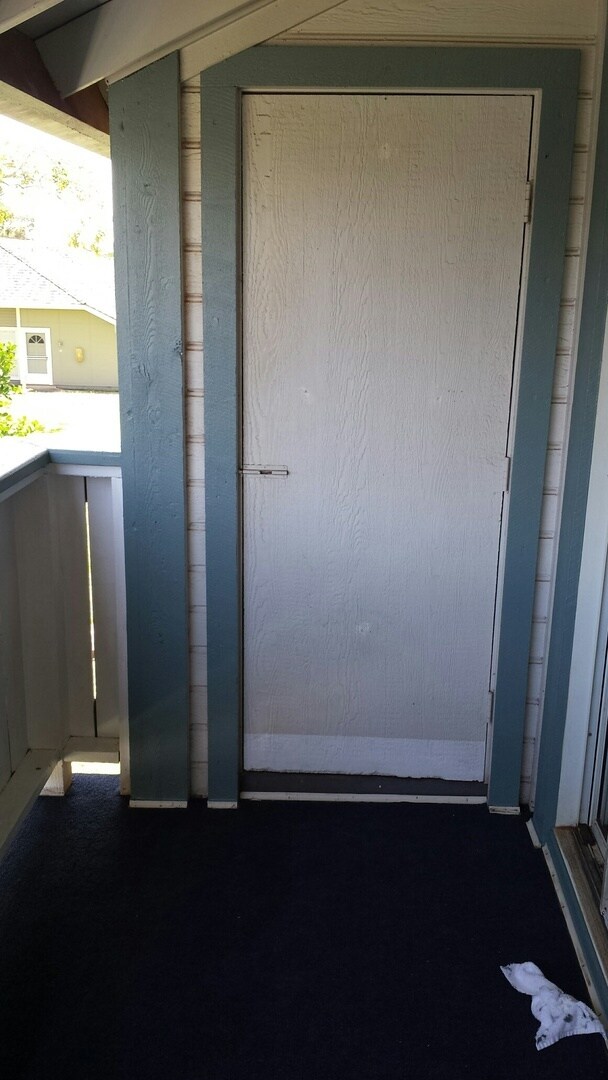 Building Photo - Upstairs Corner Unit 1 Bedroom/1 Bath Town...