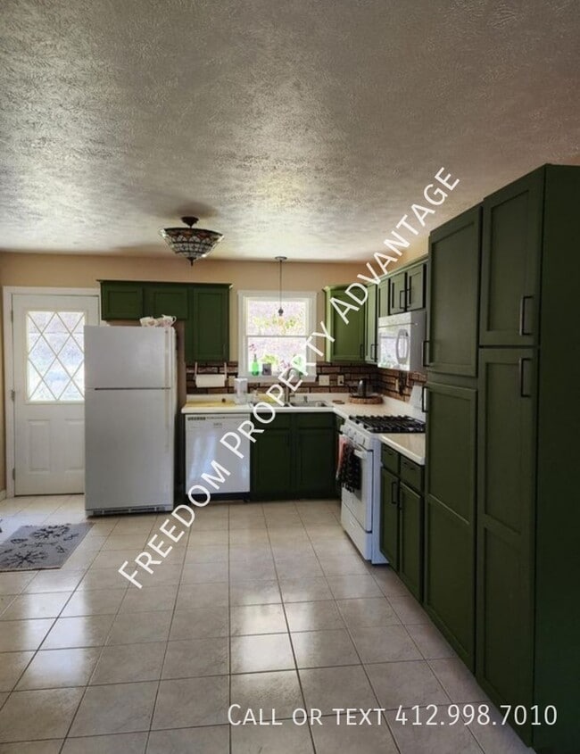 Building Photo - 353 Clavale St