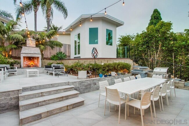 Building Photo - 738 Castro St