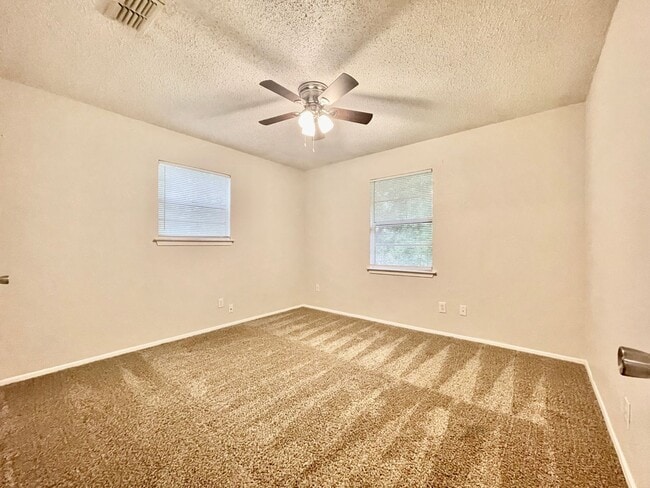 Building Photo - 2 Bedroom, 1 Bathroom home + Large Yard and Carport